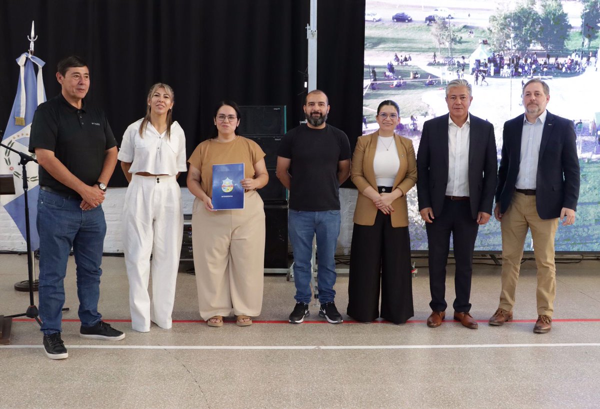Rolo_Figueroa's tweet photo. 54º ANIVERSARIO DE RINCÓN DE LOS SAUCES

Celebramos junto a su comunidad un nuevo aniversario de una ciudad construida por neuquinos por nacimiento y por adopción. Gente que vino a buscar oportunidades y eligió hacer de Rincón su lugar en el mundo.

Cuando asumimos no había planificación ni respuestas. Hoy hay un Estado presente que decide, gestiona y transforma, con obras que integran, conectan y garantizan derechos para el desarrollo de la localidad.

Pavimentamos por completo la Ruta 5, estamos pavimentando y repavimentando la Ruta 6 hasta Octavio Pico y licitamos el puente sobre el arroyo Carranza, una obra que va a impedir que la localidad se quede aislada cada vez que sufre una tormenta.