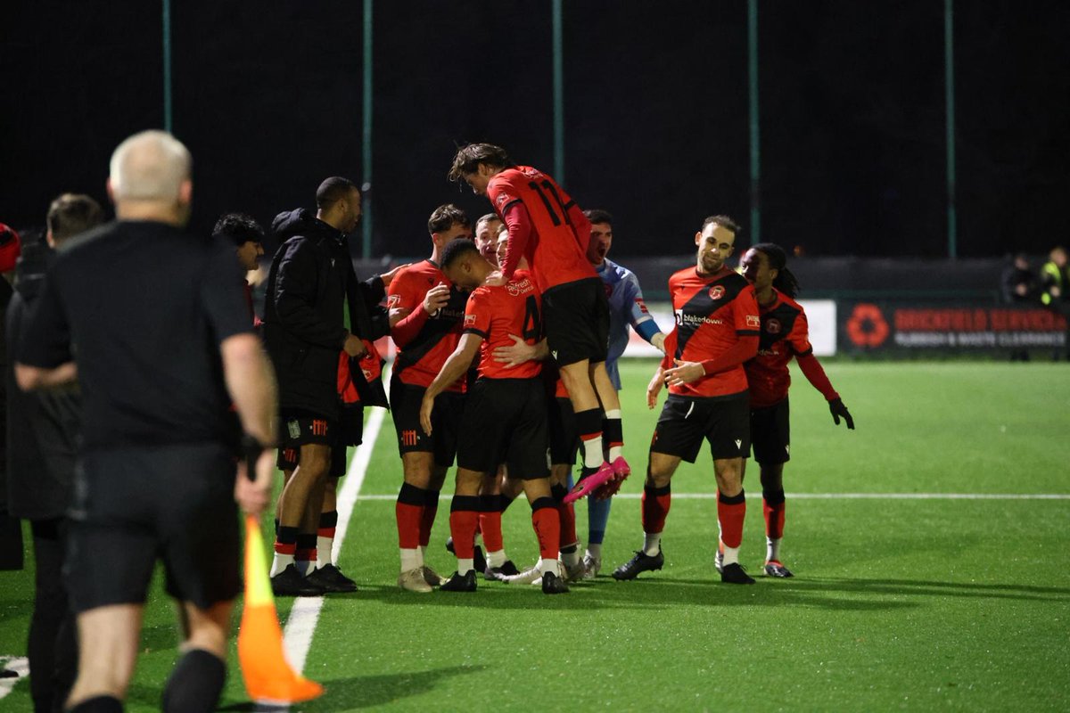 📸 This is how Brandon Curtis scored THAT wonder goal from the halfway line with the keeper all ends beaten. Credit: <a href="/nick_taylor2/">Nick Taylor</a>

Hanworth Villa 🔴 3–0 🟡 Kingstonian

📻 LIVE: hanworthvilla.mixlr.com/events/4482301 

🏆 <a href="/IsthmianLeague/">The Pitching In Isthmian League</a> | #UpTheVilla