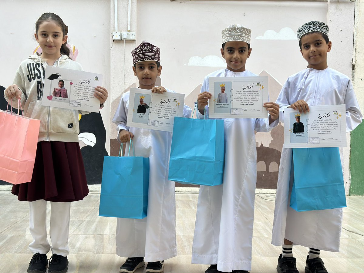 كرّمت الأستاذة أسماء الحجرية الطلبة الحاصلين على الدرجة الكاملة في اختبار اللغة العربية تقديرًا لتفوقهم ، متمنين لهم دوام التوفيق و النجاح ⭐️