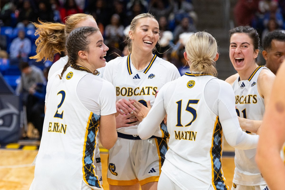 QU_WBB's tweet photo. Reactions from Reagan's first collegiate bucket are unmatched 😁 

#BeGreatToday https://t.co/R4f1CATfBc