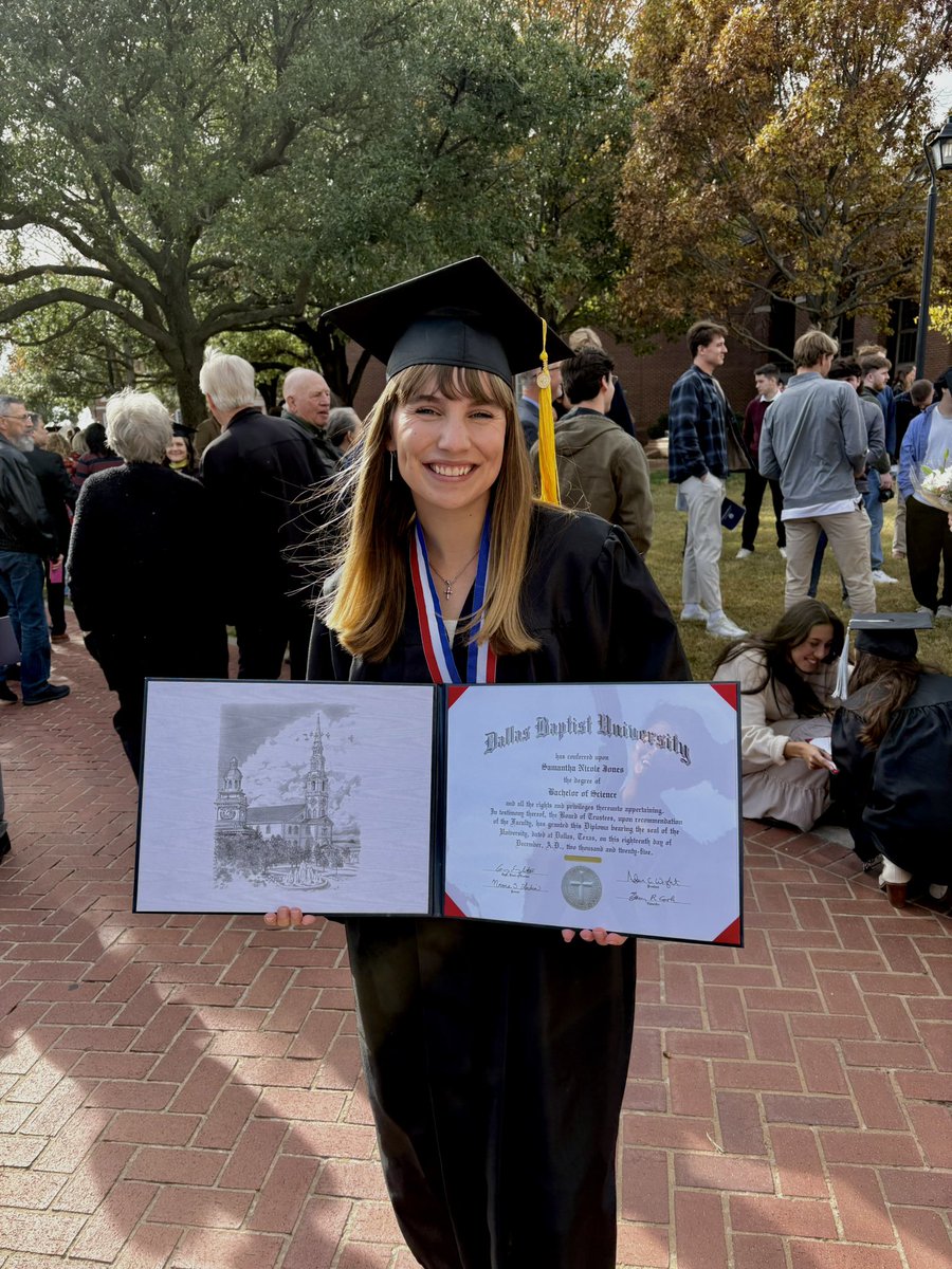 Snjkeeper1's tweet image. Graduation on the hill ❤️🤍💙