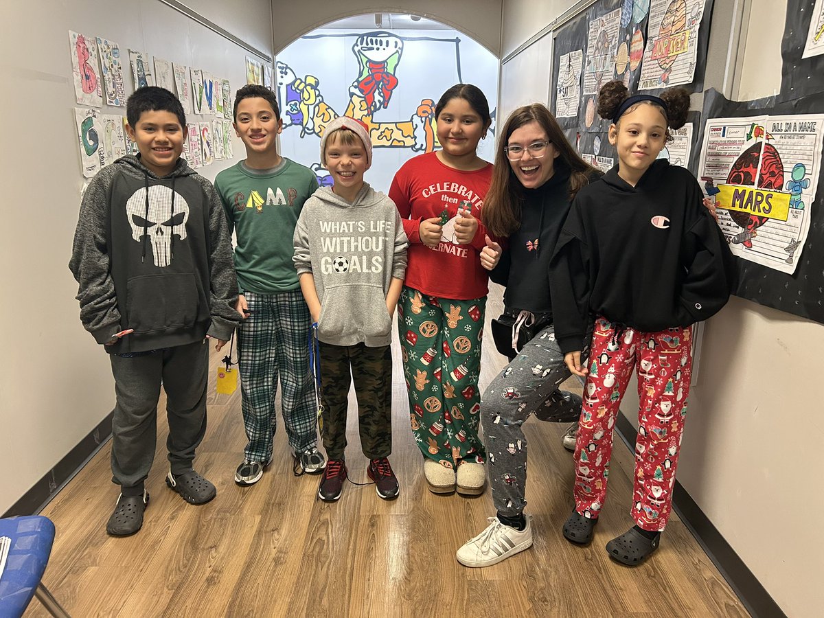 SlateHillStars's tweet photo. Happy Winter Break! See you in 2026! #theslate⭐️🤩 #itsworthit https://t.co/FjrmTGjns1