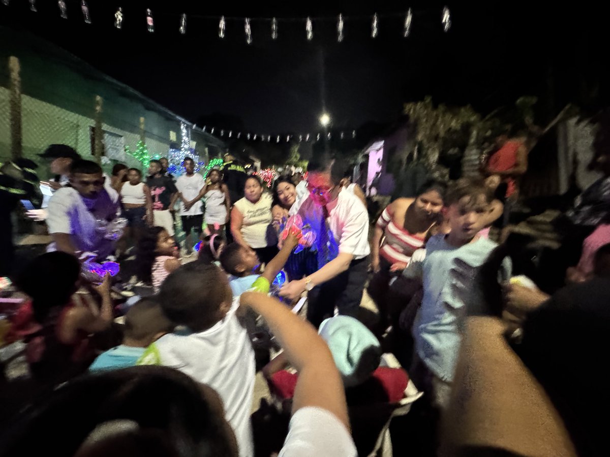 🎄🇹🇼 Emoción y esperanza en la comunidad Madi
Niños recibieron regalos navideños entre aplausos y cantos de “¡Gracias, Taiwán!”.
Bajo la bandera de Taiwán, la alegría llenó la tarde y llevó esperanza a esta Navidad. 🎁❤️