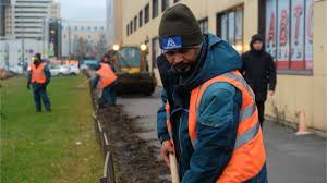 Индийские дворники появились на улицах Петербурга.
Их зарплата  достигает 100 000 рублей, что выше дохода многих региональных российских учителей, инженеров и т.д