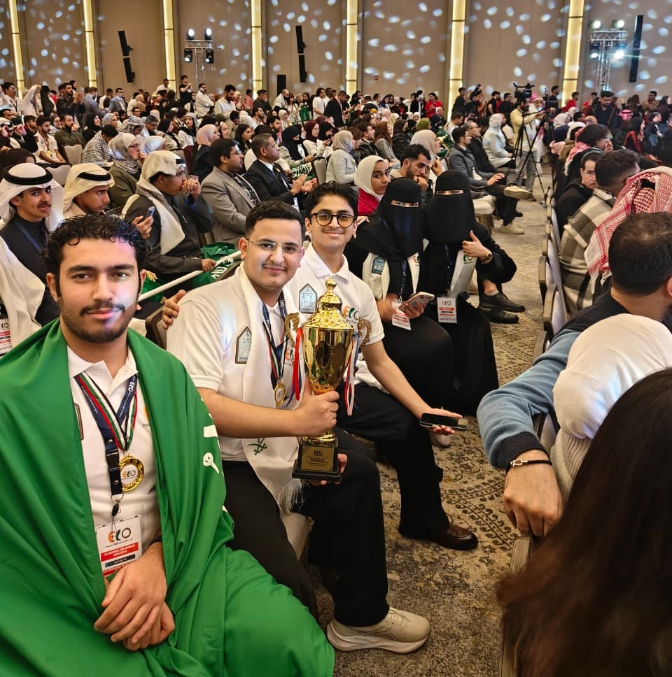 فاز اليوم فريق كلية اللغات والترجمة ممثل #جامعة_الإمام المشارك في
أولمبياد اللغة الإنجليزية #ELO2025  بالمركز الرابع على مستوى الدول المشاركة في الأولمبياد، والمركز الثاني في الخدمة المجتمعية.
مبارك والعقبى بالمزيد من التفوق
#ELO2025
#كلية_اللغات_والترجمة
#صندوق_الطلاب