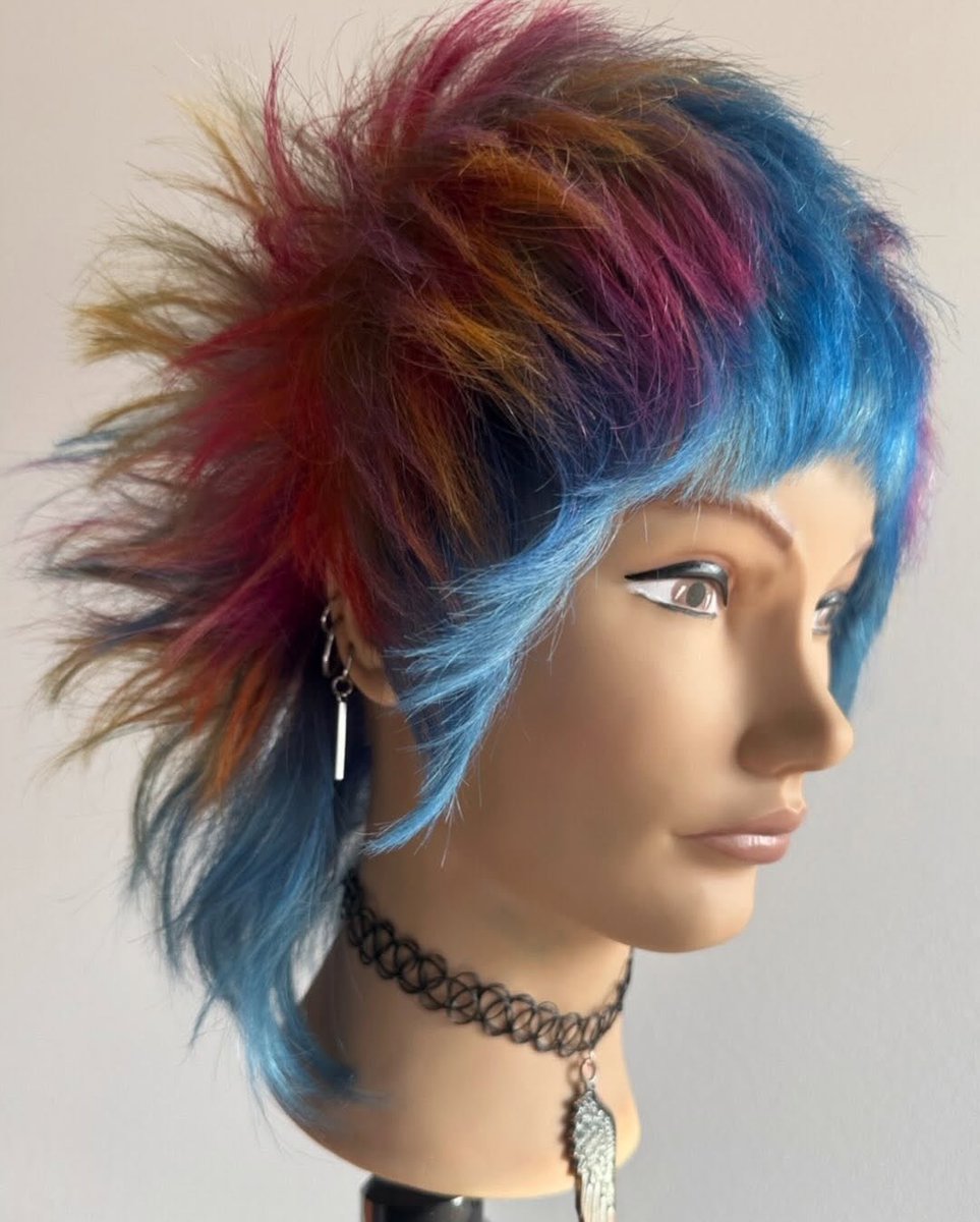 PivotPointIntl's tweet image. 💿 Kaleidoscope Dreams 💿 with an edge! ✂️ #PulpRiot #HairColor #CutAndColor #PivotPoint LearnForward (📸: lorenlifka)