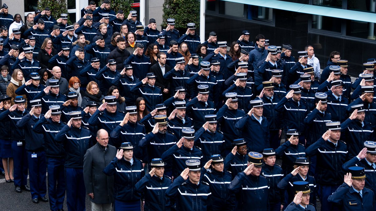 Gendarmerie's tweet image. #Hommage 🇫🇷 Il y a 1 an à #Mayotte, le capitaine Monnier décédait dans l'exercice de ses fonctions alors qu'il participait au rétablissement des réseaux de communication après le passage du cyclone #Chido. Nous ne l’oublions pas. #DevoirDeMémoire