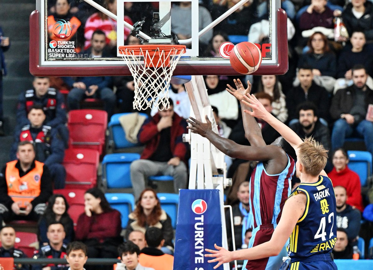 Trabzonspor, evinde Fenerbahçe’yi 99-73 mağlup etti.