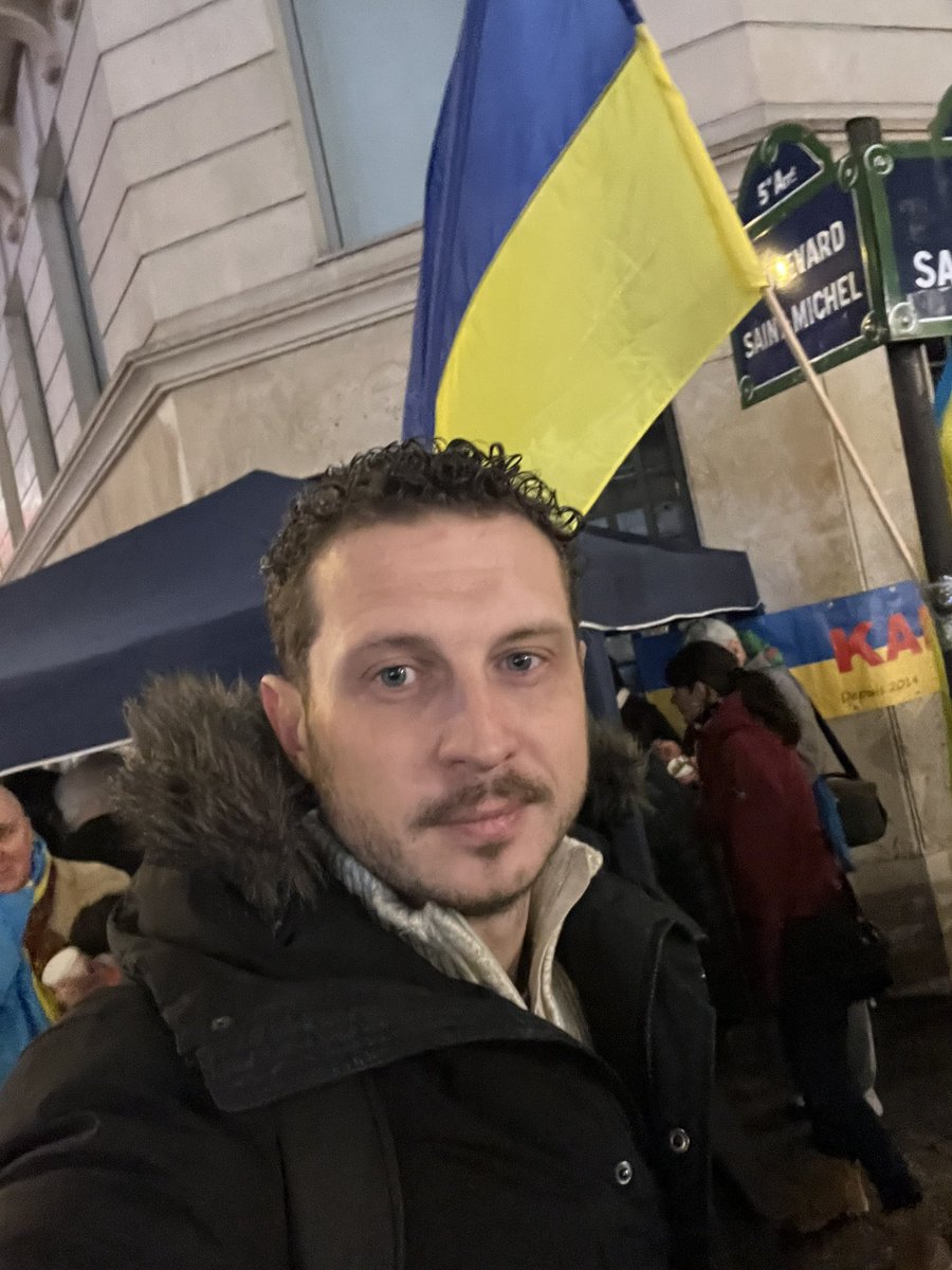 Ce samedi, j’ai participé à la manifestation 🇺🇦 pour demander l’envoi immédiat d’une coalition armée des pays volontaires sur le sol de l’#Ukraine.

#Solidarité #UnionDesUkrainiensDeFrance #AideEtSupport
