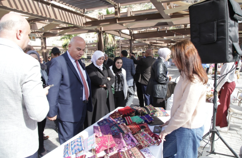 بازار لدعم المشاريع الصغيرة 