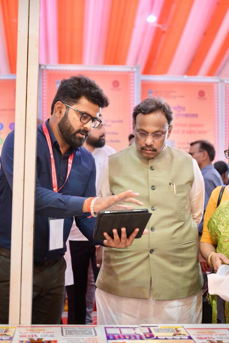 TawdeVinod's tweet image. साहित्य समाज का दर्पण है, जो जीवन को अर्थ देता है।

📍पुणे पुस्तक महोत्सव

#PuneBookFestival