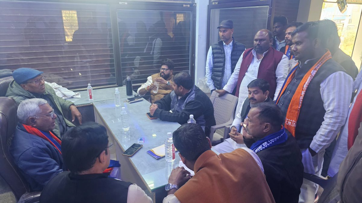 आज जनपद - जालौन पहुंचने पर जालौन जिले के कार्यकर्ताओं द्वारा जोरदार स्वागत से अविभूत हुआ एवं तत्पश्चात जिला कार्यालय अपना दल (एस०) - जालौन में संगठनात्मक समीक्षा बैठक कर पार्टी की प्रगति की समीक्षा की एवं आगामी कार्यों हेतु आवश्यक दिशा-निर्देश प्रदान किया।