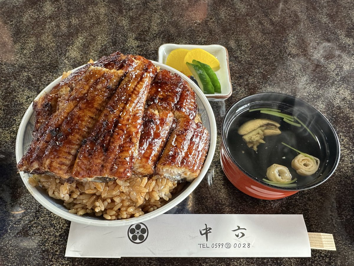 prak42uwaves's tweet photo. ここのうなぎは今まで食べた中でトップ3にはいる！大盛にしたらご飯の量が大変なことに(@_@) https://t.co/I1TAKXGi3o