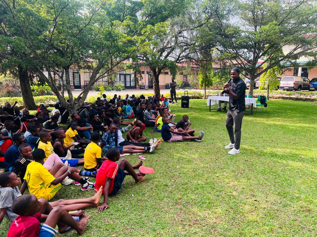 FAPA_Rwanda's tweet image. Today, FAPA legends @jimmymulisa7, @e_murangwa &amp;amp; Sosthène inspired young athletes in the Isonga Program at IFAK, LDK &amp;amp; Don Bosco Gatenga. Through life &amp;amp; football journeys, they stressed discipline, education &amp;amp; Rwandan values as the foundation of true champions. #FutureChampions