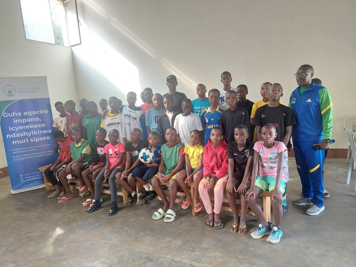 FAPA_Rwanda's tweet image. Today, FAPA legends @jimmymulisa7, @e_murangwa &amp;amp; Sosthène inspired young athletes in the Isonga Program at IFAK, LDK &amp;amp; Don Bosco Gatenga. Through life &amp;amp; football journeys, they stressed discipline, education &amp;amp; Rwandan values as the foundation of true champions. #FutureChampions