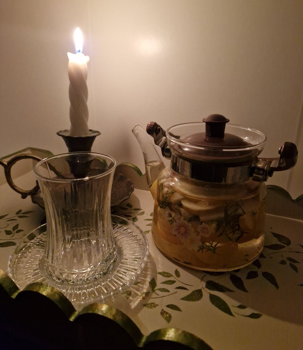 Uzun bir hikaye ve uzun bir gece.. Ve okunan kitaplara eklenen bir yenisi. Yeni şarkılar mırıldanıyorum. Dipte değilim hayır. Ama babamın hüznü sarıyor etrafımı ve diğerleri. Yasemin ve portakal kokusu çaydan geliyor.
Dua.
Gece. 
Annem.
Aralık ayı yıllardır pek iyi gelmez zaten.