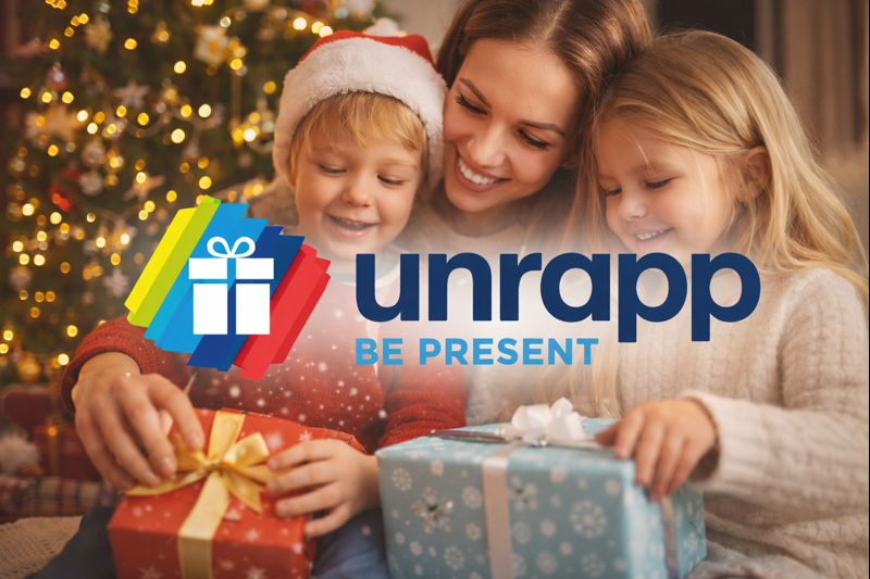 unrappHQ's tweet image. This season, don’t just send a gift… capture the moment. 🎥
Send any photo or egift card through Unrapp and watch your friends &amp;amp; family swipe to Unrapp while their reaction is recorded in real time 😲🎁
#Unrapp #BePresent 🎅📱🎁