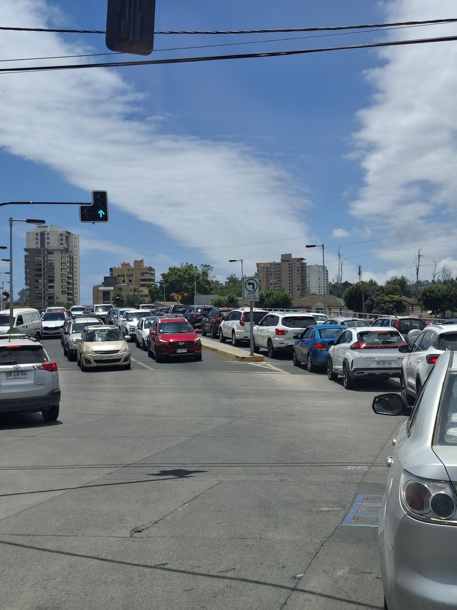 FSilvaR1's tweet photo. Claramente no resuelto: desde siempre... semaforización 1norte/puente los castaños/av. Marina

10 min para cruzar entre av marina a 1 norte

@MTTSectra @MTTChile @munivina @vinadelmar @sitiodelsuceso https://t.co/8mSYk4IP3J