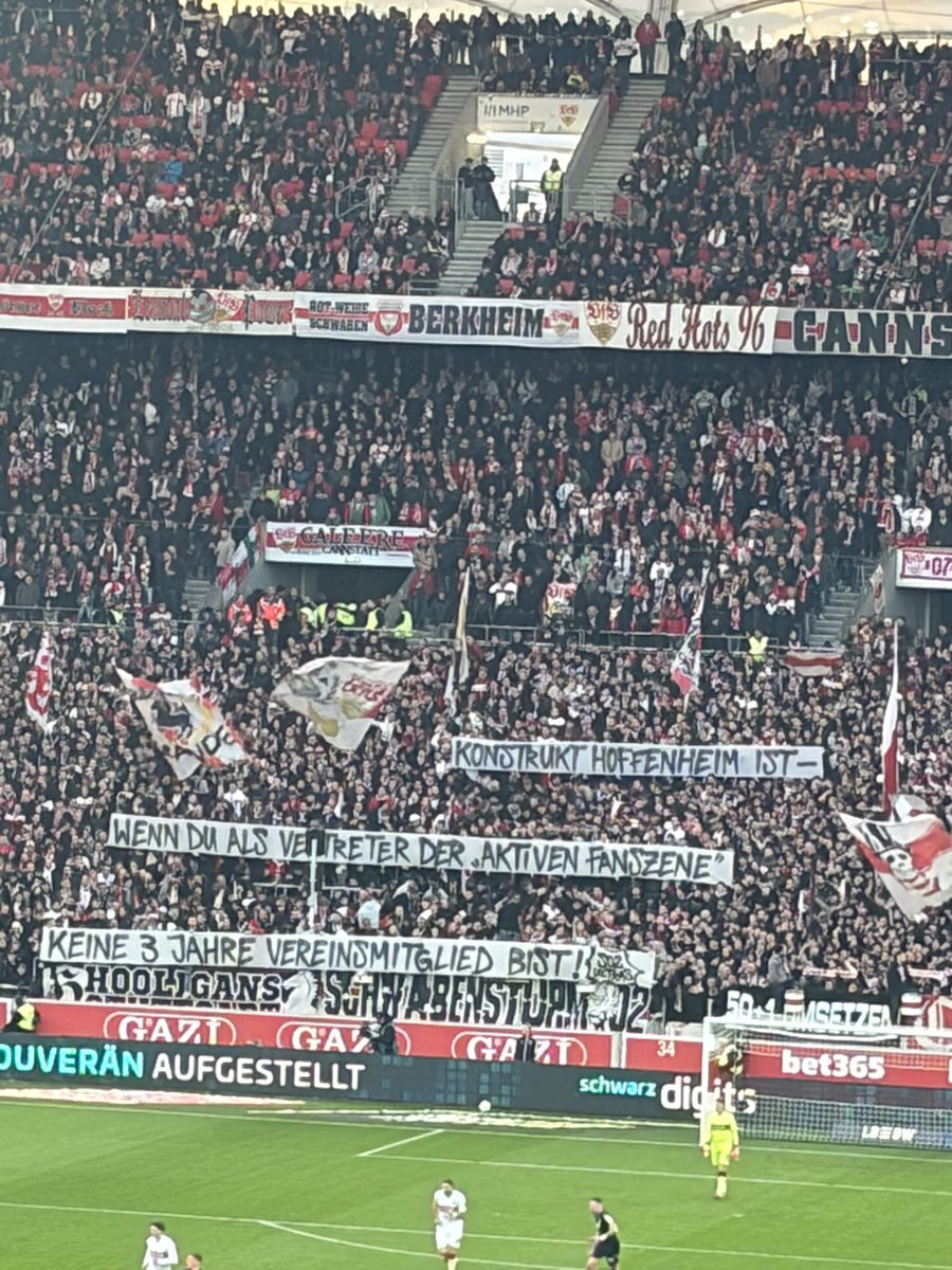 Nicht einen Fangesang der originell ist gehört von den badenzern… sogar von den Stgt. Kickers Fangesang geklaut ist Crazy. Und ohne Ausnahme nur Hs die so nen drecksverein wie Hoffenheim Supporten #VfBTSG