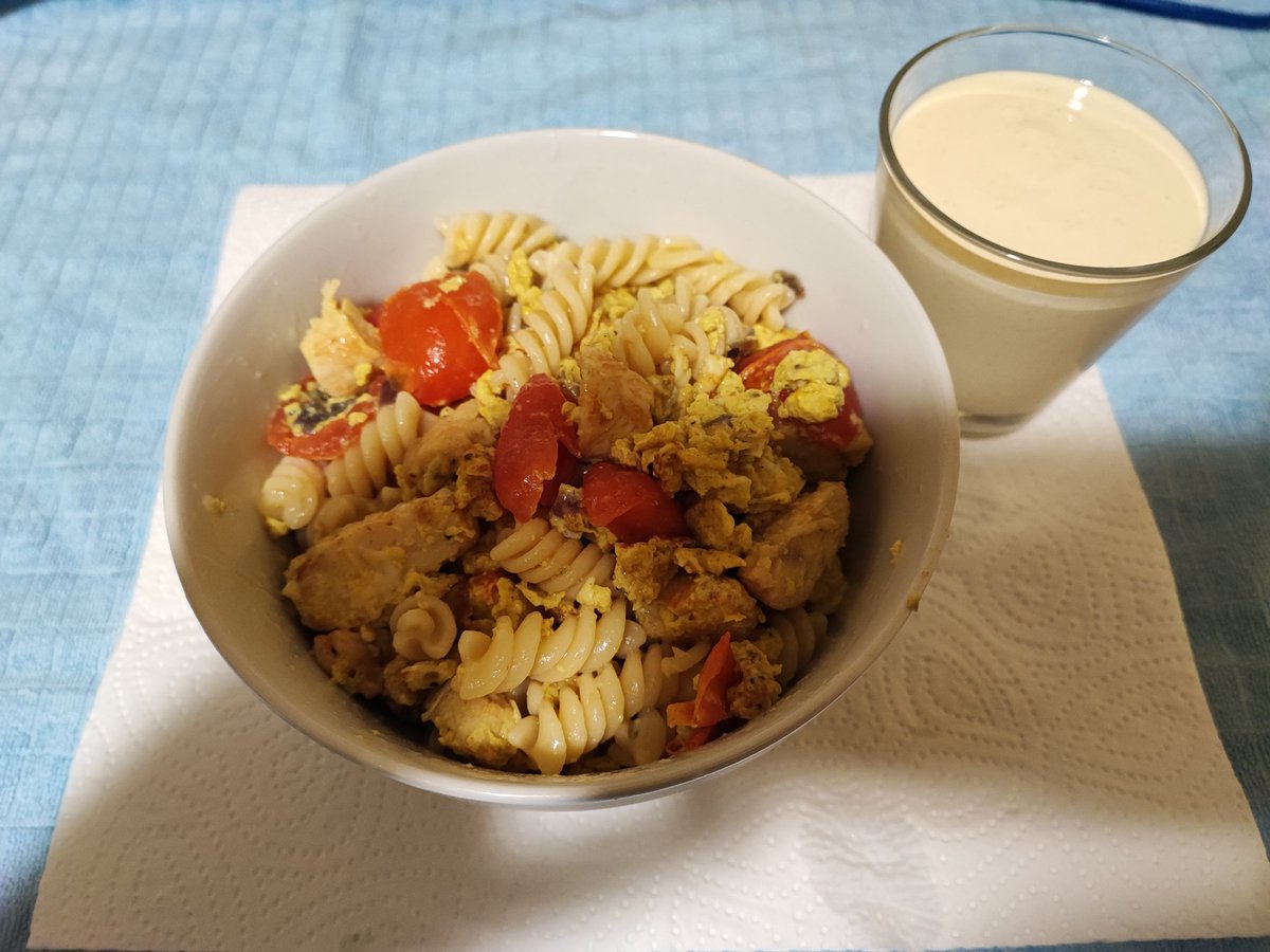 Nudeln, Ei, Hähnchen, Tomaten und Joghurt mit Mandelmus. Mein Abendessen ☕🐦
Schönen Abend 🌛💫🌟