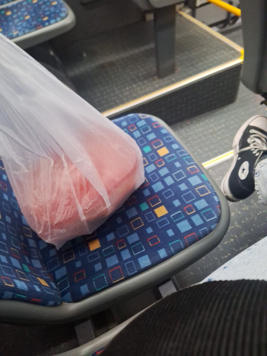 סורי אתה לא יכול לשבת לידי המרק שלי יושב פה