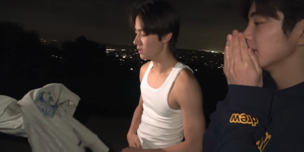 มาร์ตินเติบโตมาอย่างดีมากเลยอะไม่อายที่จะแสดงความรักกับเมมเบอร์เลยสักนิด จูฮุนร้องไห้ก็วิ่งมากอดปลอบ บังแดดให้พี่เจมส์ ถอดเสื้อกันหนาวให้จูฮุน เอาเสื้อกันหนาวยื่นให้น้องออม เป็นคนที่น่ารักมากเลยอะ ดูแลคนรอบข้างดีมาก ๆ เด็กดีนี่นา🥺🫳