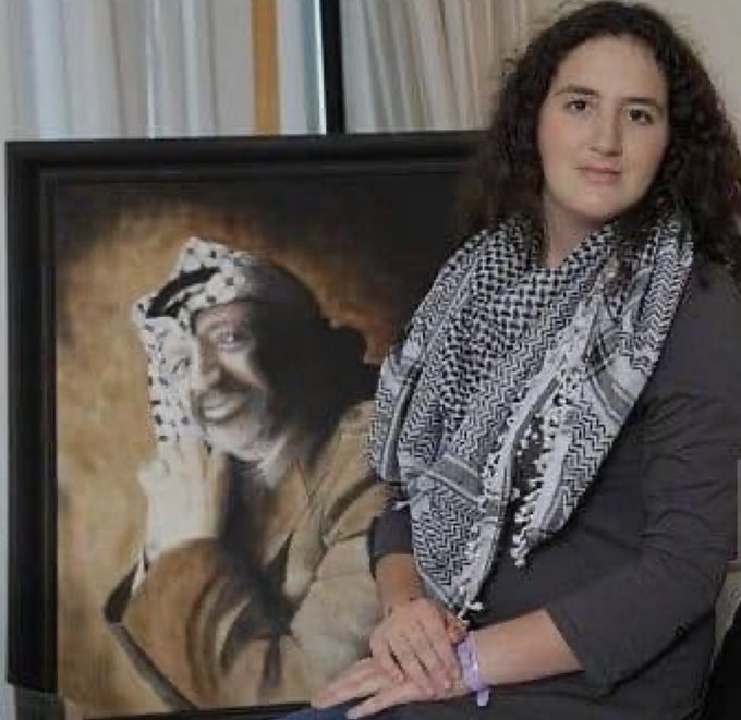 ACOM_es's tweet image. Zahoua, la hija de Arafat. 
Heredera de una fortuna de 5000 millones de dólares  (conseguida de los fondos de ayuda humanitaria para los árabes).
 Vive en un barrio de postín en París y habla 4 idiomas, ninguno de ellos el árabe. 
Para la ONU es una “refugiada palestina”.
Nos…