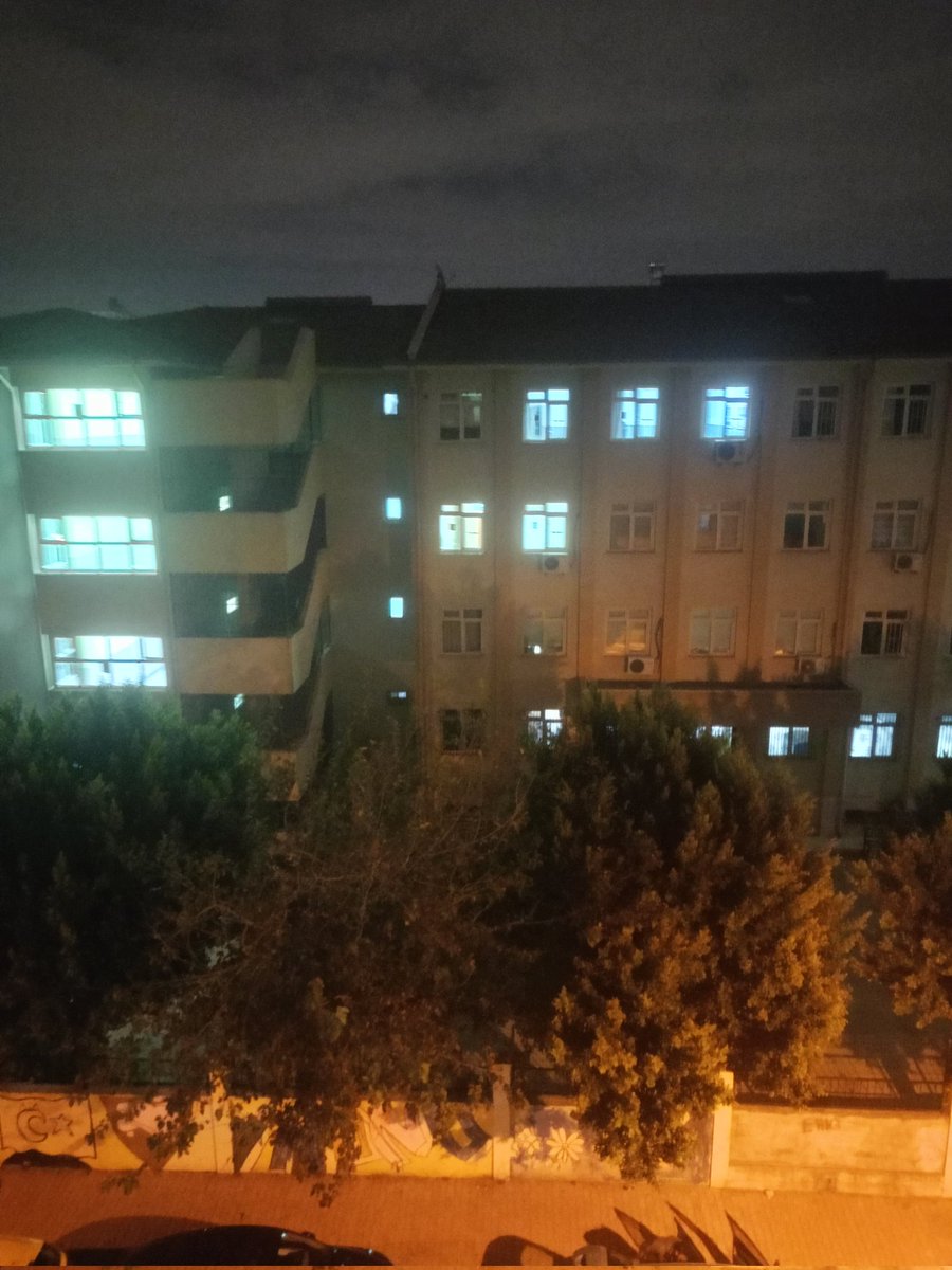 Veterinary035's tweet photo. Antalya Gebizli mahallesi İnönü Ortaokulu saat 20:11 bu saatte toplantı vs olmadığına göre bu ışıklar neden yanıyor? Sabaha kadar yanacak ışıkların parasını kim ödeyecek?
Biz mi?
@tcmeb @MuratpasaMem https://t.co/hfkn8w41pw
