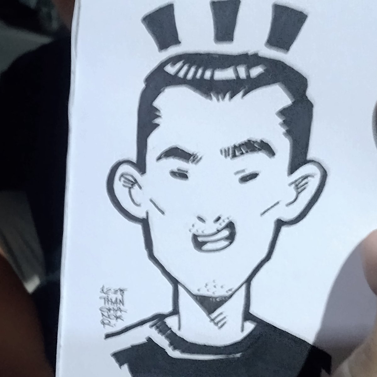 ถ้ามีเวลาก็อยากวาดให้ได้เยอะคนกว่านี้ แบบวาดรูปฟรีเป็นโหลจะหาได้จากไหนอีก 😆
เวลาได้วาดคนในซุ้มจะรู้สึกดีและได้เป็นตัวเองจริงๆ แล้วการได้คำชมจากพี่ๆ เพื่อนๆ ที่วาดรูปมาด้วยกันทำให้ใจฟูมาก 😊