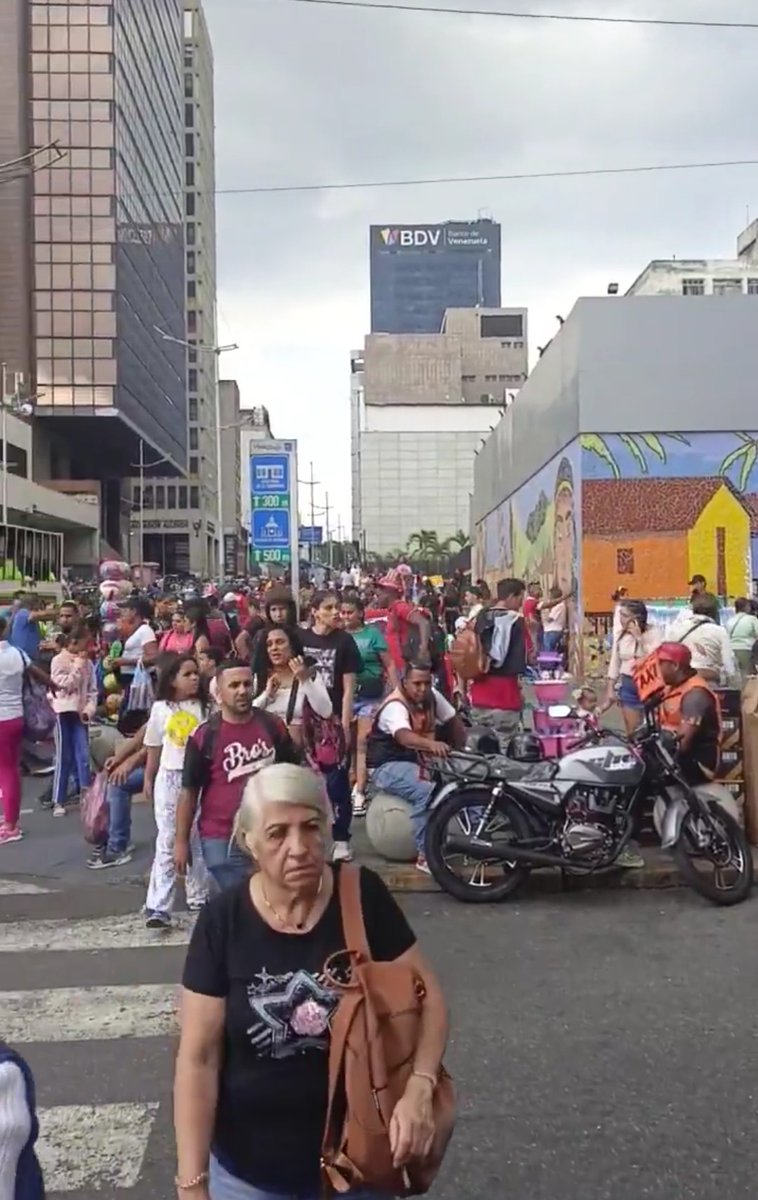 SonPolemicas's tweet photo. En Venezuela hay paz y normalidad, el pueblo está en las calles haciendo sus compras navideñas, las playas llenas, millones de familias haciendo sus hallacas, el comercio vendiendo muchísimo, la gente reunida celebrando feliz.
Las amenazas de Trump no asustan a Venezuela. https://t.co/lFPoTMYySw