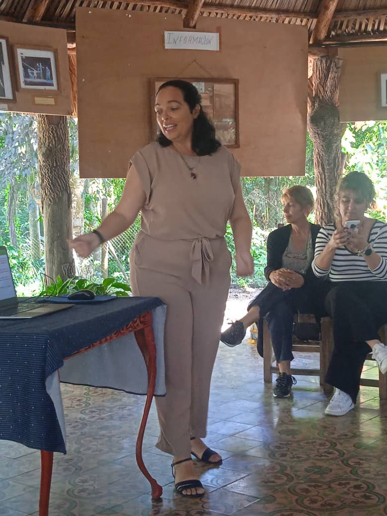 MildreyIH's tweet photo. La @EE_IndioHatuey y la @universidad_um representados en el 4to Encuentro Nacional de Mujeres Meliponicultoras. Un privilegio estar acompañada por la Dra. C. Leydi Fonte Carballo.
#MeliponiculturaenCuba 
#abejasdelatierra https://t.co/i9VATVcwKH