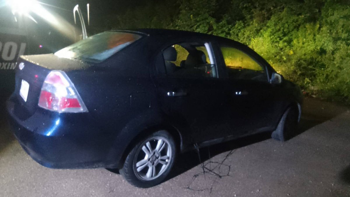 quintanaroonews's tweet image. #Entérate En las "narices" de la mesa de seguridad de Hermelinda @MaraLezama opera el #CO

#Indignante abajo de las cámaras del C5 dejan un cuerpo en pedazos al interior de un vehículo.

Cancún, Quintana Roo 20 de diciembre del 2025.- La noche del viernes, un vehículo Chevrolet