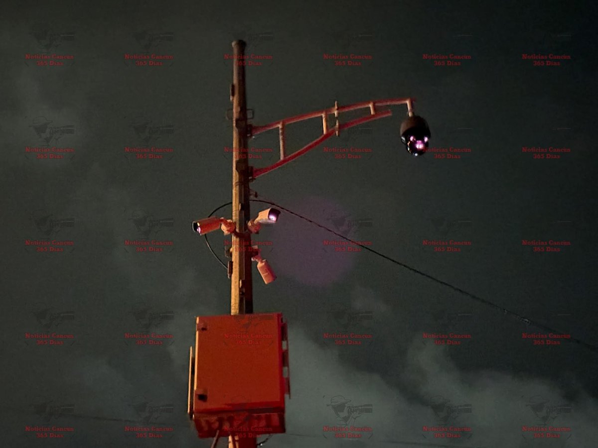 quintanaroonews's tweet image. #Entérate En las "narices" de la mesa de seguridad de Hermelinda @MaraLezama opera el #CO

#Indignante abajo de las cámaras del C5 dejan un cuerpo en pedazos al interior de un vehículo.

Cancún, Quintana Roo 20 de diciembre del 2025.- La noche del viernes, un vehículo Chevrolet