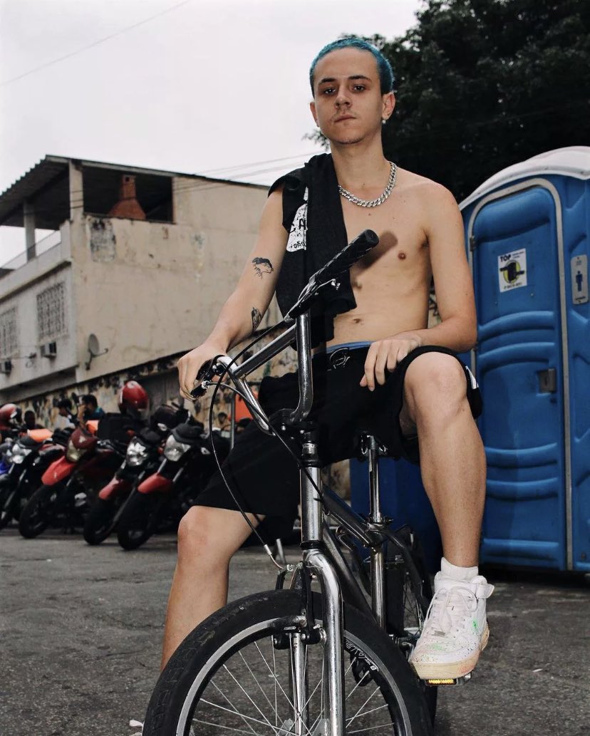 Ebony começou a seguir Dornelles no Instagram.