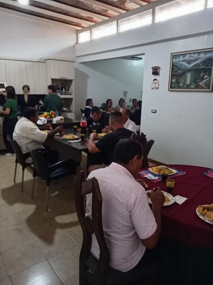 El comité Ejecutivo Municipal Alberto Adriani A.D en resistencia Alberto Adriani, realizó el debido compartir almuerzo navideño con los secretarios de organización parroquiales, deseándoles una feliz navidad y un próspero año nuevo.