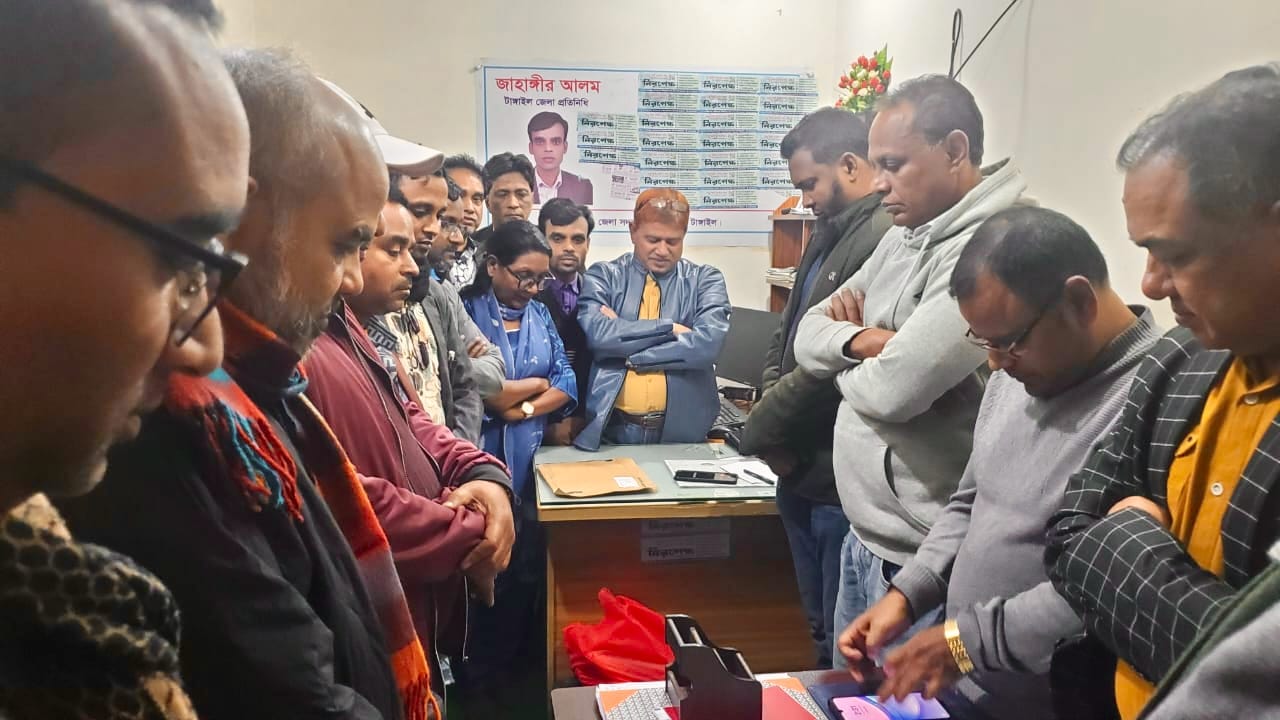 ওসমান হাদির স্মরণে টাঙ্গাইল প্রিন্ট মিডিয়া অ্যাসোসিয়েশনের নীরবতা পালন ও দোয়া