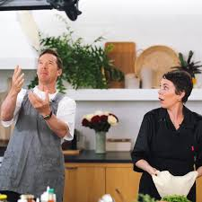 TimTietjens's tweet photo. #BCAdventCalender2025
#FunBatch20 #BenedictCumberbatch
๐Ben and #OliviaColeman 's #TheRoses๐น promo tour๐for example making pizza๐๐๐ https://t.co/ahu9yGQYhh