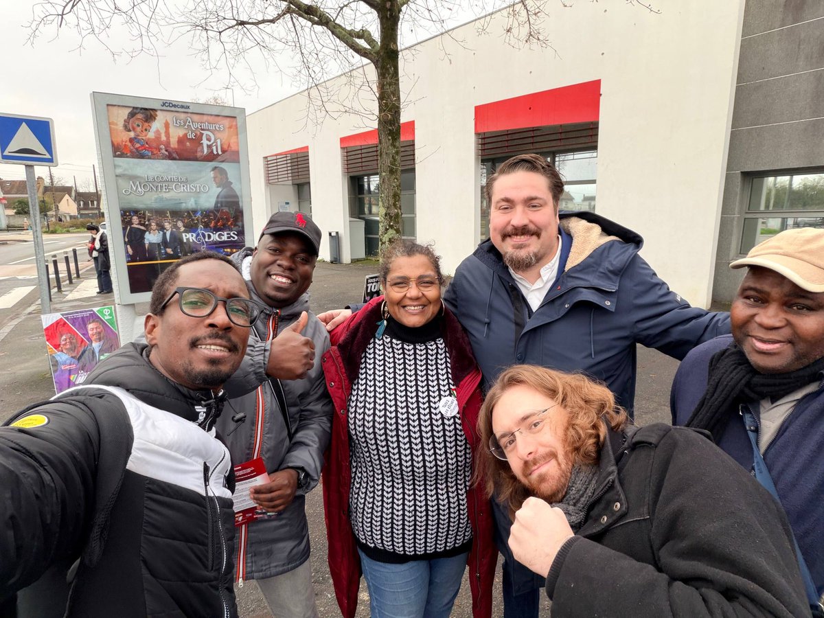 NouvelleNantes's tweet image. Dernière salve d’actions de la campagne municipale pour cette année 2025 ! Présents sur les marchés et dans les quartiers populaires pour parler de nos mesures pour le pouvoir d’achat et contre les discriminations. 

Rendez-vous en 2026 pour construire une Nouvelle Nantes !