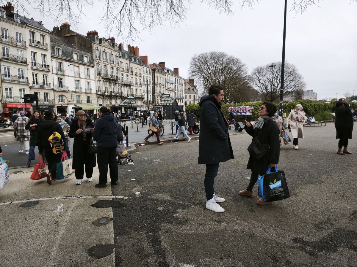 NouvelleNantes's tweet image. Dernière salve d’actions de la campagne municipale pour cette année 2025 ! Présents sur les marchés et dans les quartiers populaires pour parler de nos mesures pour le pouvoir d’achat et contre les discriminations. 

Rendez-vous en 2026 pour construire une Nouvelle Nantes !