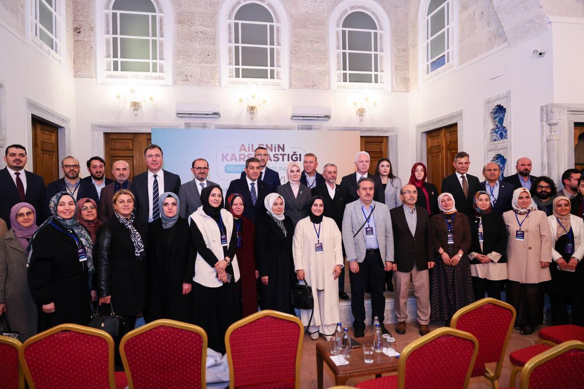Temeline aileyi alan her iş bizim için büyük önem taşır. Çünkü aile, bizi biz yapan en kıymetli oluşumdur.

Bu amaçla düzenlediğimiz “Ailenin Karşılaştığı Yeni Nesil Sorunlar” çalıştayımızın ikinci gününde Aile ve Sosyal Hizmetler Bakanımız <a href="/MahinurOzdemir/">Mahinur Özdemir Göktaş</a>’in kıymetli