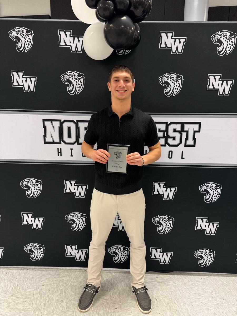 Blessed to be named defensive MVP this year by the coaches. Time to get back to work and prepare for next year!
#AGTG <a href="/NWHSfootball/">Northwest Football</a>