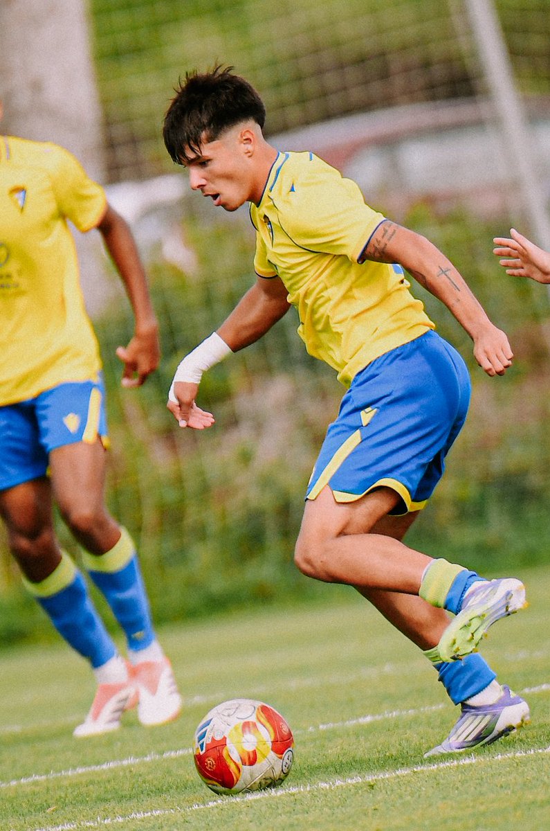 El partido de Sergio Niza (<a href="/Sergioniza7/">Sergio Niza Peña</a>) ha sido sencillamente brillante. Ante la baja de sus dos acompañantes en el tridente (Ismael Álvarez y Luis Simón), el sevillano ha dado un gran paso hacia delante en cuanto a responsabilidad y nivel. 

2 asistencias magníficas y un
