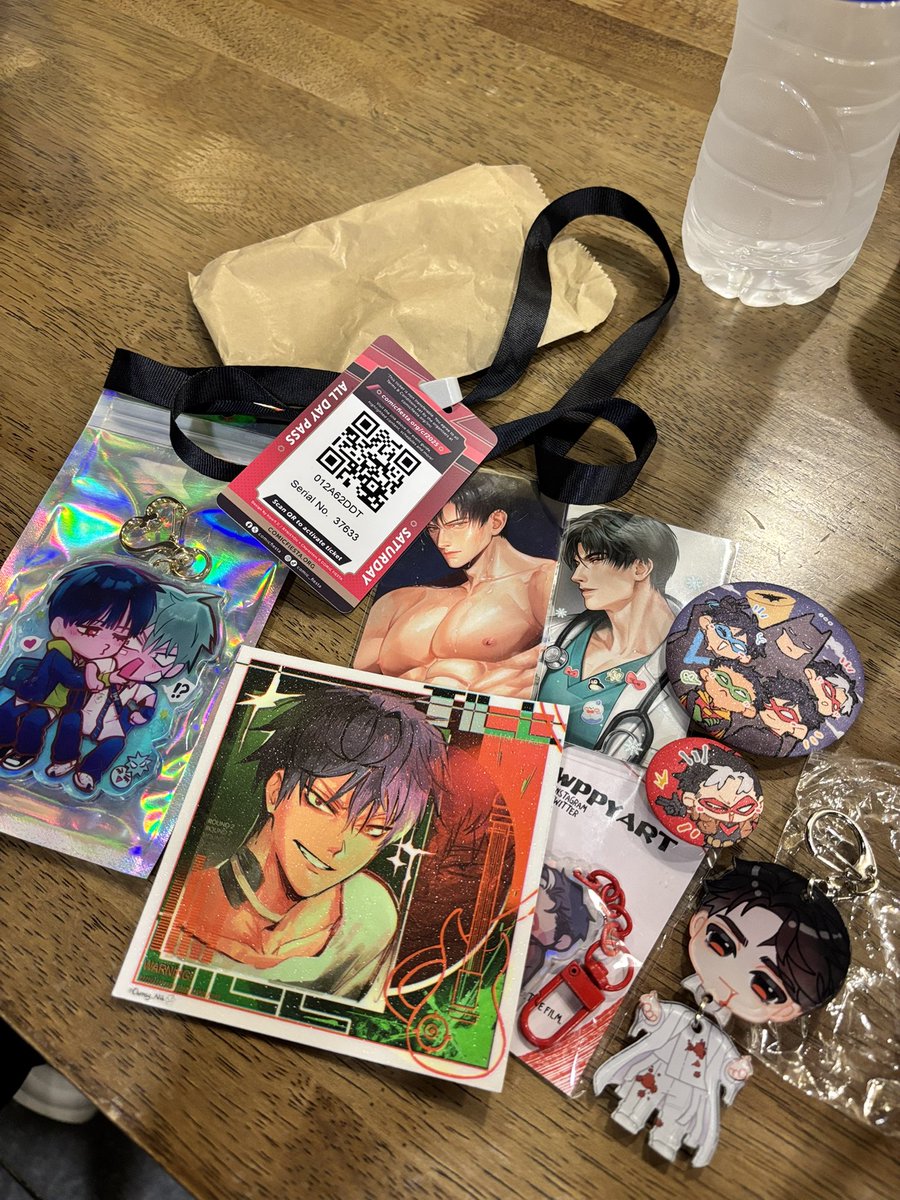 xnji__'s tweet photo. #ComicFiesta2025 haul!! bought batfamily n jason and others side ivantill n zayne 🥸 https://t.co/ctVD3br6FW