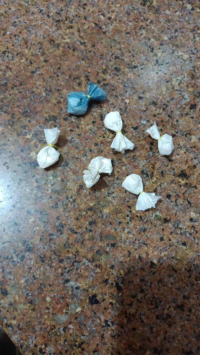 Vamos lá curtir o sábado com muita cocaína no rabo e no nariz. Por que eu sou uma viciadão, possuído e safado pra caralho.
Não fico muito tempo sem cheirar meu pó gostoso. ⚡⚡⚡