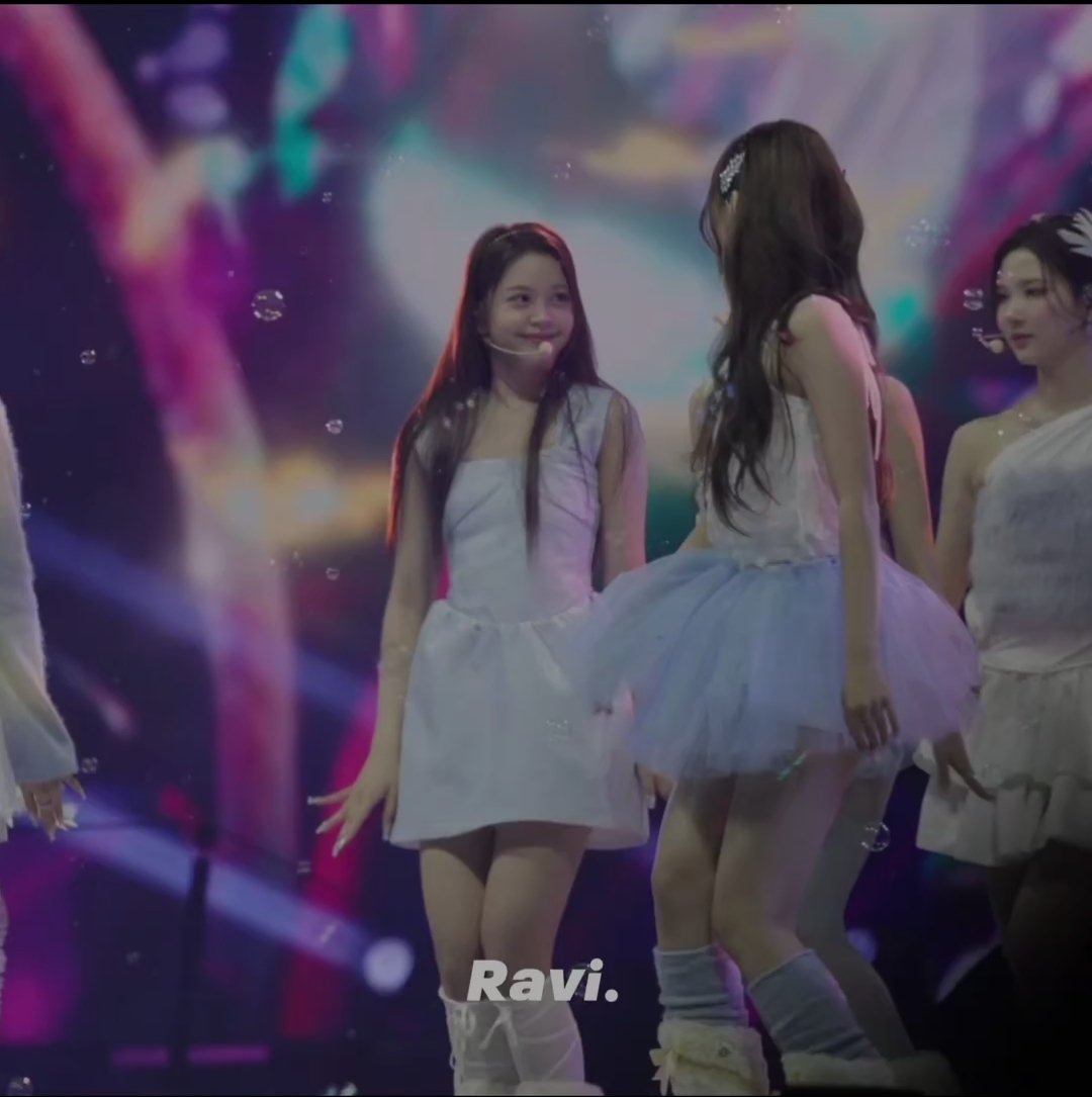 Vian_WH2's tweet image. Why does SM always give Carmen simple clothes at every awards ceremony? As a fan of Carmen, I want Carmen to wear nice clothes when performing, I want everyone to be treated fairly @SMTOWNGLOBAL