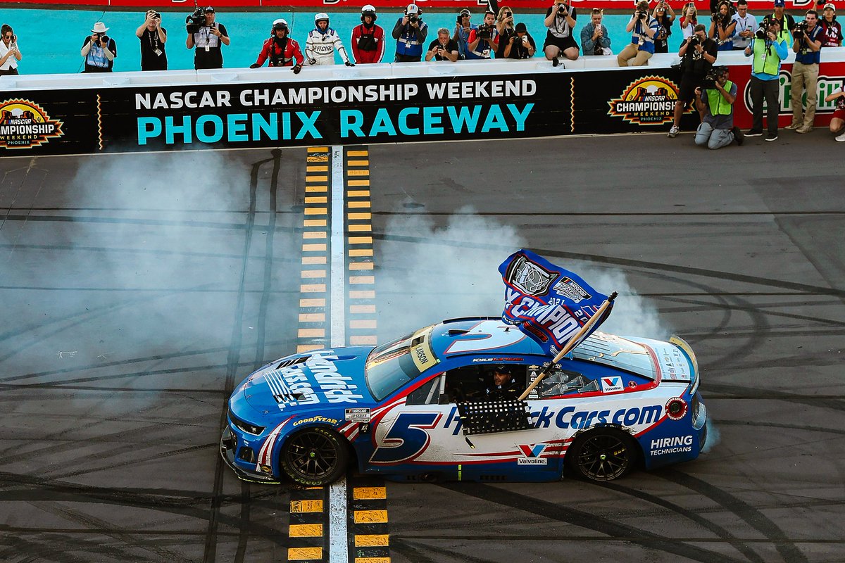 NASCARChristmas's tweet photo. 5 Days Til Christmas!!!

Kyle Larson | Hendrick Motorsports 2025 🏆 https://t.co/1ltZwsjCUn