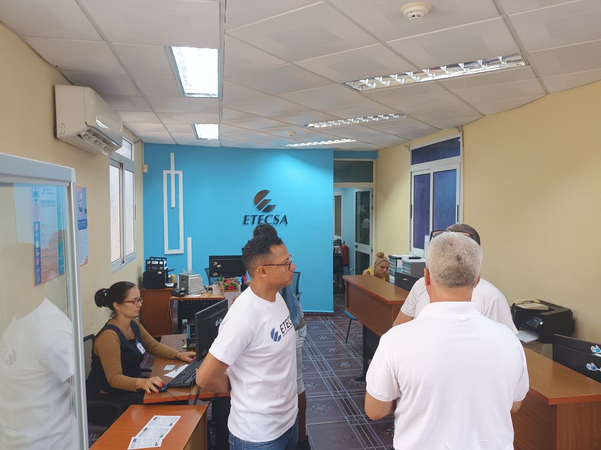 Directivos de recorrido por las unidades comerciales este sábado. #EtecsaConCuba