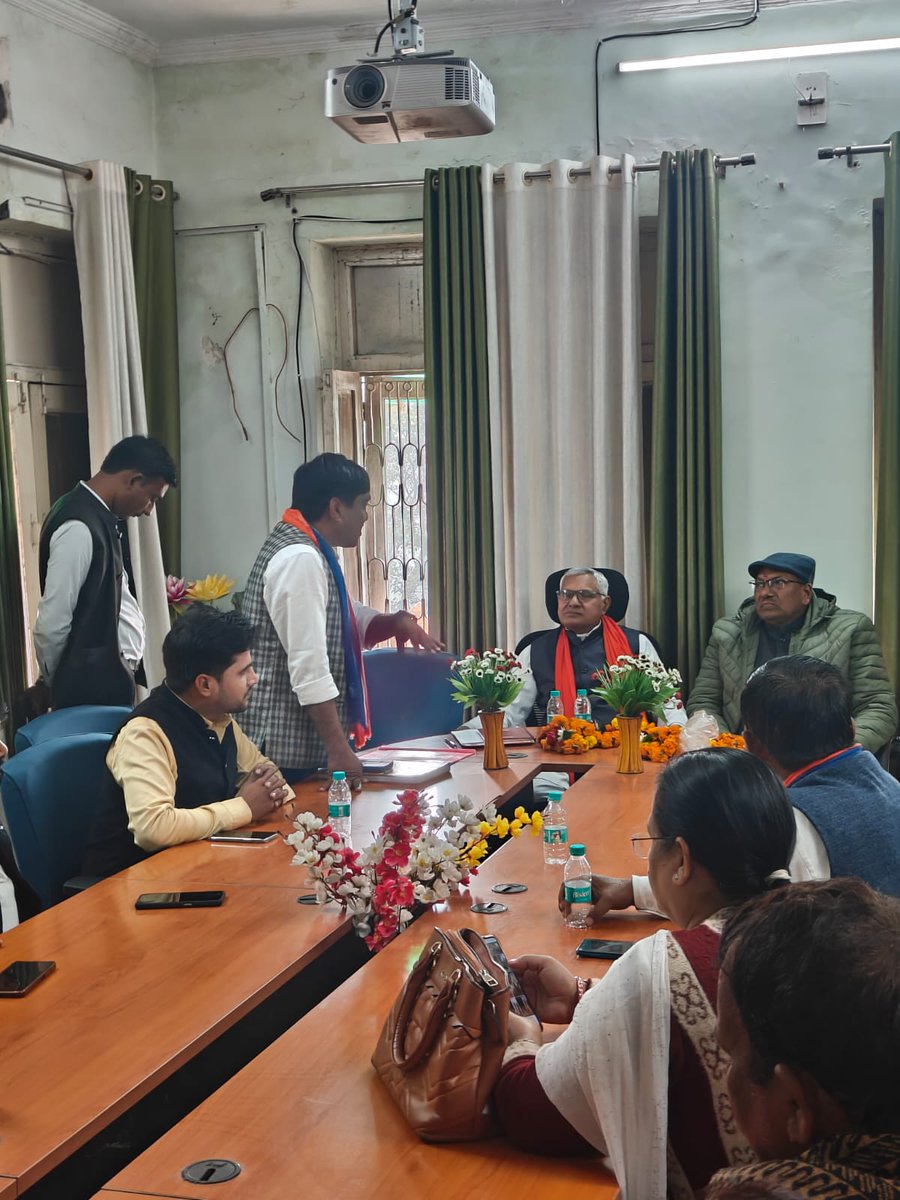 आज जनपद - झांसी में पार्टी की संगठनात्मक समीक्षा बैठक की, जिसकी अध्यक्षता श्री जाटव आर० पी० गौतम जी प्रदेश अध्यक्ष <a href="/ApnaDalUP/">Apna Dal Uttar Pradesh</a> द्वारा की गई, उक्त बैठक में पार्टी के कई पदाधिकारी एवं कार्यकर्तागण उपस्थित रहे सभी को पार्टी के आगामी कार्यों हेतु आवश्यक दिशा-निर्देश प्रदान किया।