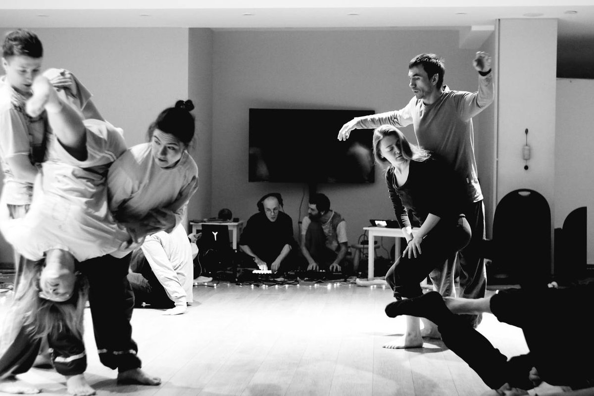 Искристо потанцевали-поиграли на Джеме Переходов!

Приходите теперь 28-ого в СПБ предновогодничать*)

Кста, вот канал в тг, где пощу предстоящее:
t.me/kuzma_liveprod…

Спасибо за фото Renata Ishniazova

#ки #музыка #контактнаяимпровизация

#ci #music #contactimprovisation