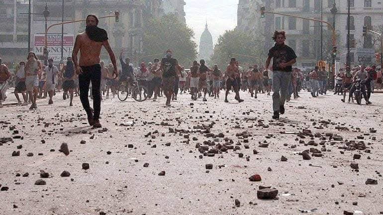 lorepokoik's tweet photo. A 24 años de la gesta del 19 y 20 de diciembre de 2001, el pueblo argentino salió a las calles frente a un ajuste y una exclusión insoportables. La represión del gobierno de Fernando de la Rúa dejó 39 personas asesinadas y más de 500 heridas.
No olvidamos ! https://t.co/mwugC3G6oJ